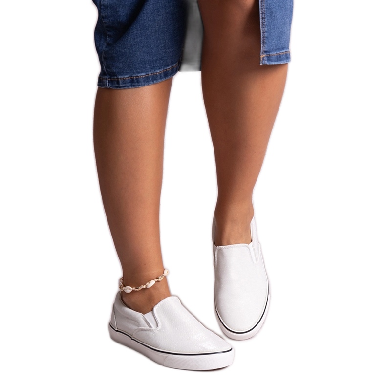 Os tênis brancos brilhantes de Sheliana