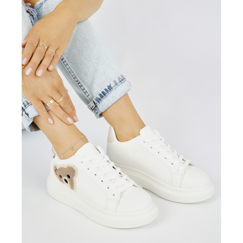 Calçados esportivos femininos brancos com ursinho de pelúcia