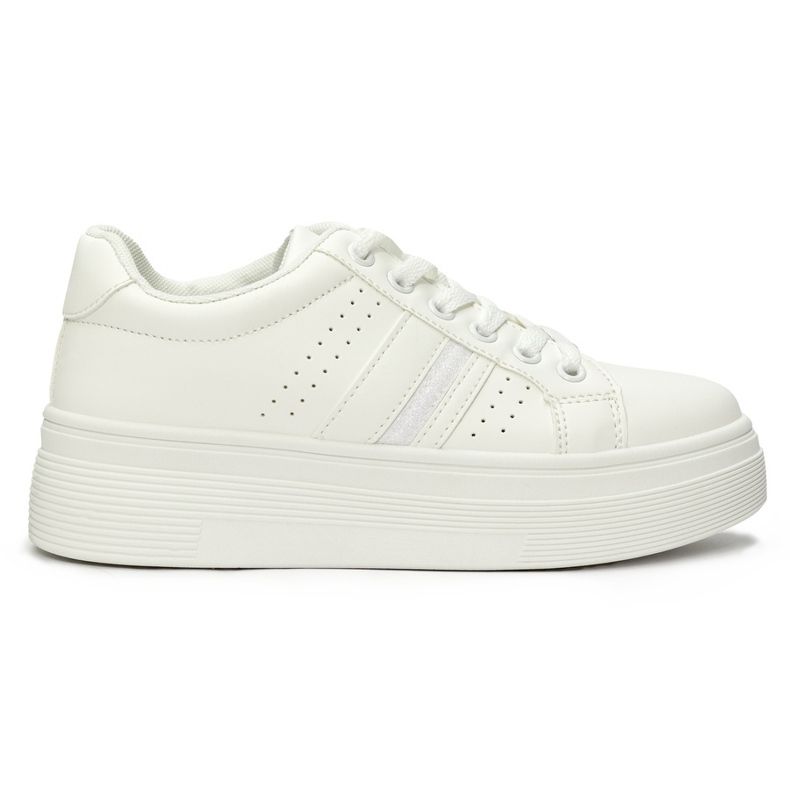 Tênis esportivos brancos na plataforma