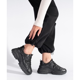 Tênis preto com sola grossa