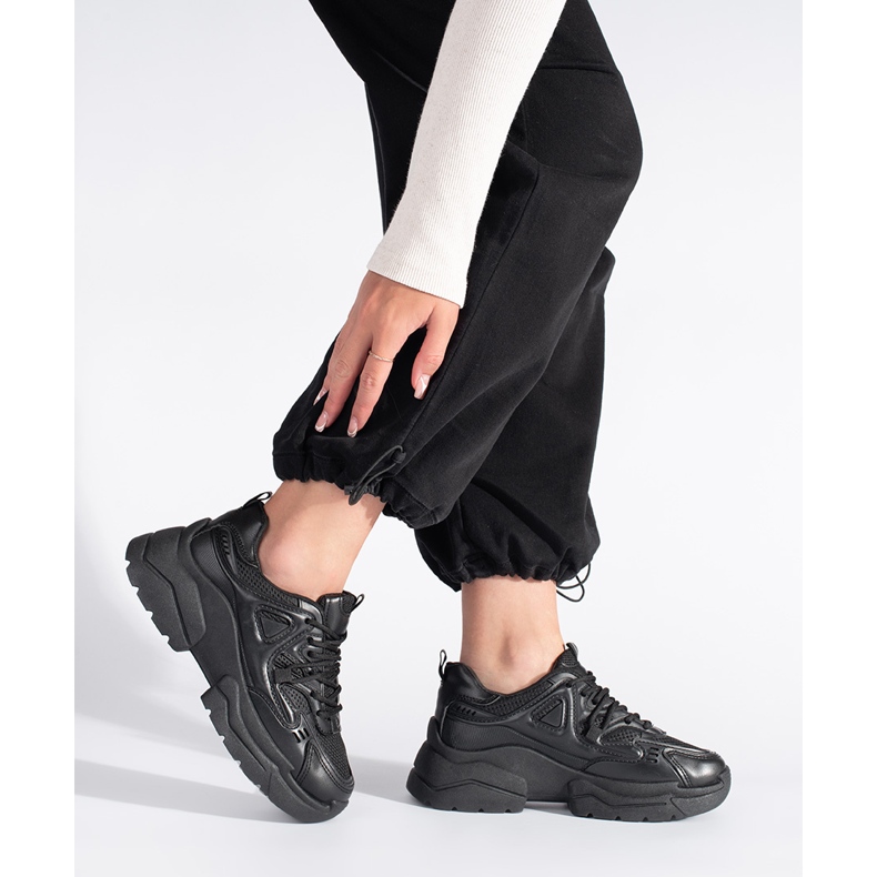 Tênis preto com sola grossa