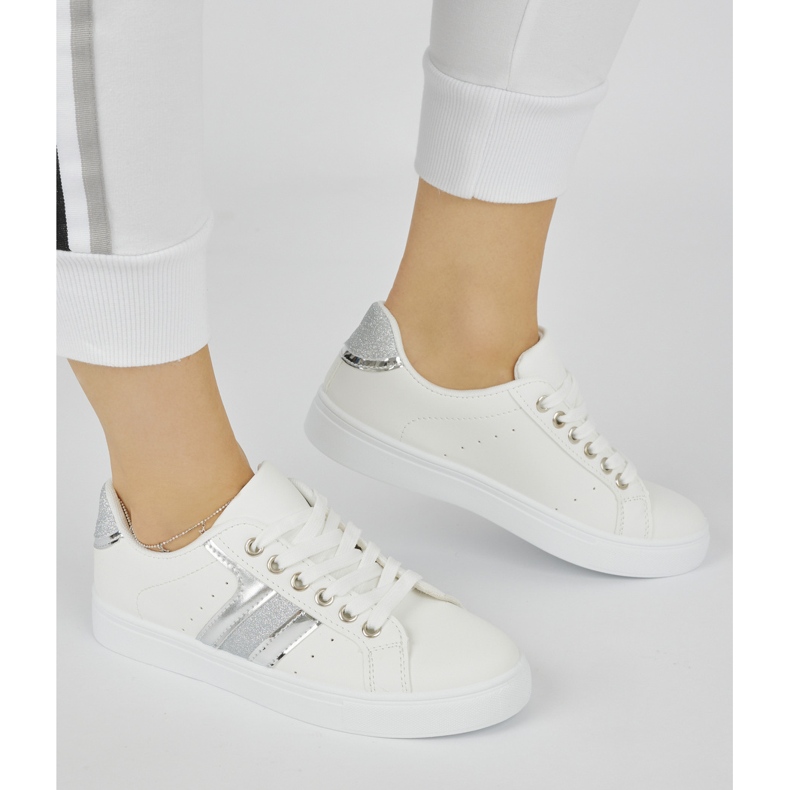 Sapatos esportivos confortáveis ​​brancos