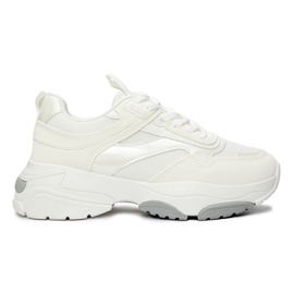 Sapatos esportivos brancos com sola grossa