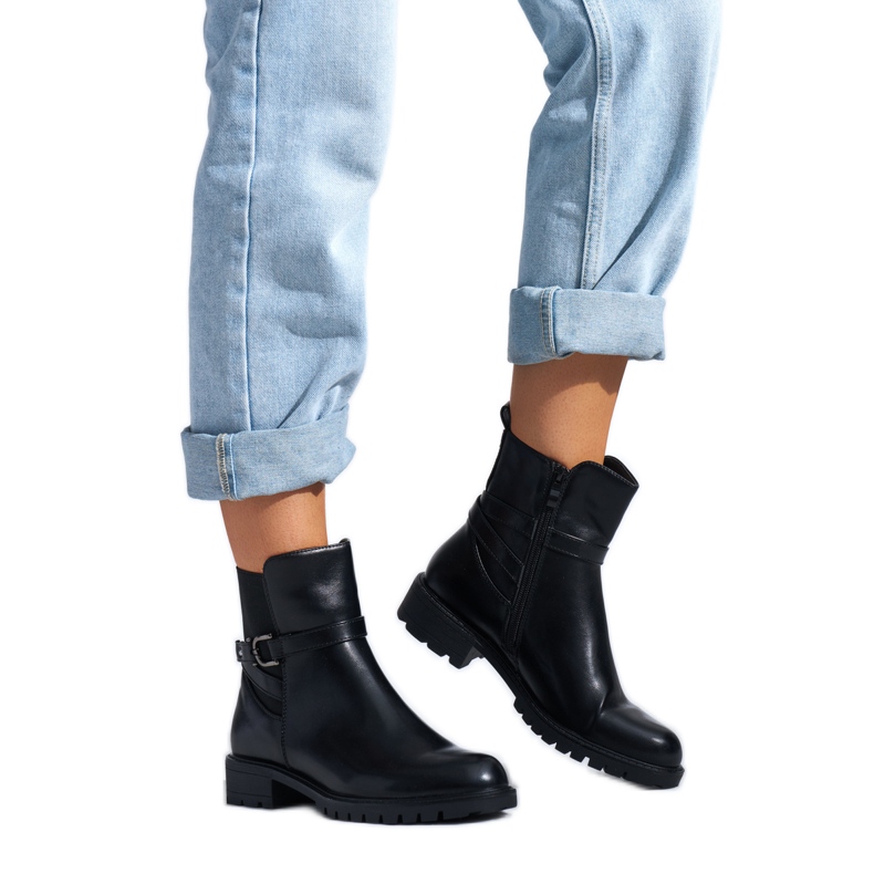 Botas pretas de senhora com fivela decorativa preto