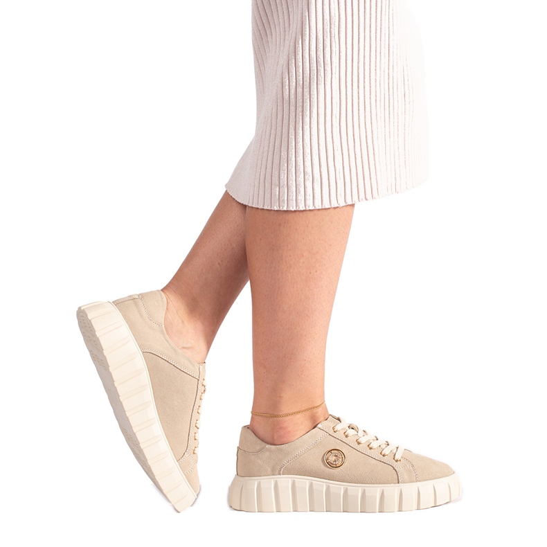 Sapatos plataforma bege claro feitos de couro camurça
