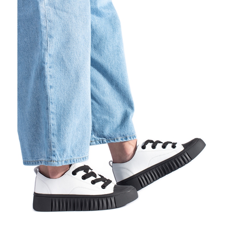 Tênis cano baixo branco e preto feito de couro natural