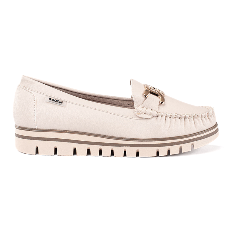 Mocassins femininos bege na plataforma