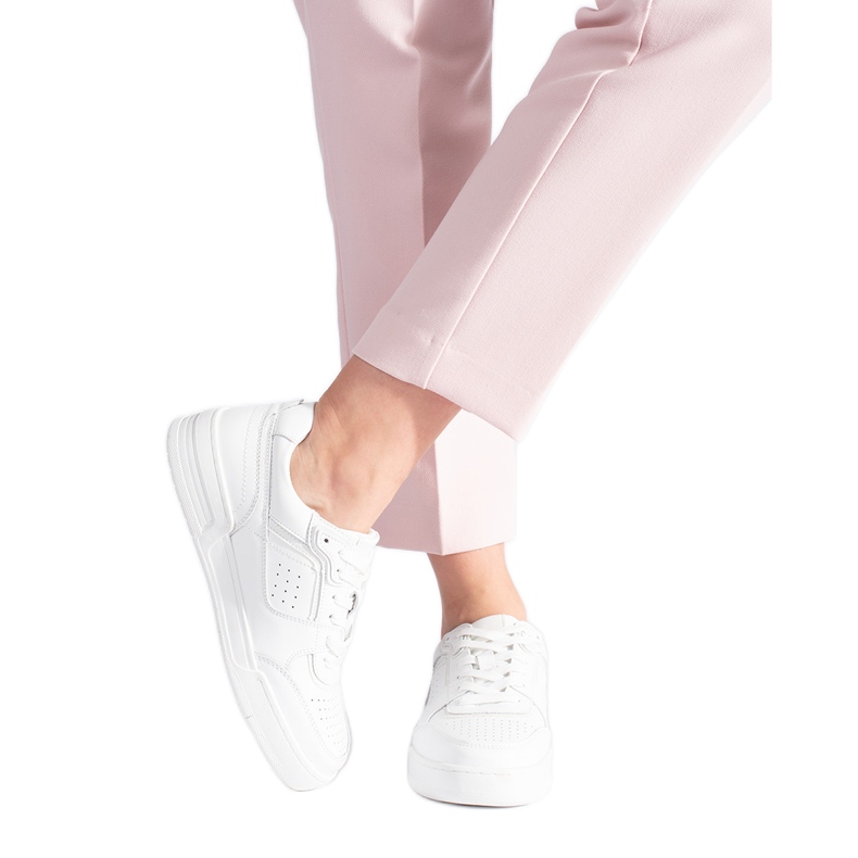 Tênis branco na plataforma