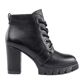 Botas pretas femininas em um salto alto preto Botas pretas femininas em um salto alto preto