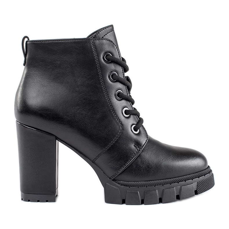 Botas pretas femininas em um salto alto preto