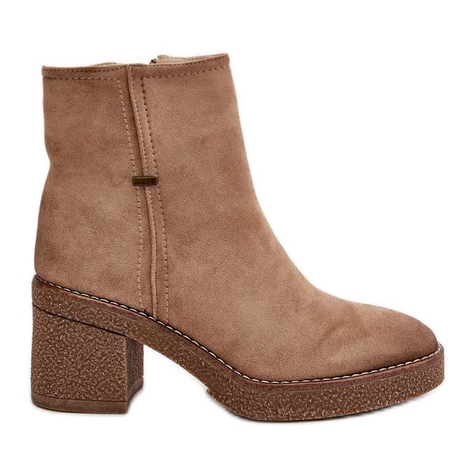 Botas femininas com salto alto isolado em camurça ecológica bege Arkesia