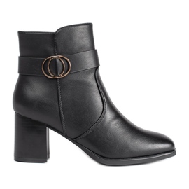 Botins pretos com biqueira quadrada