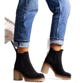 Botins pretos com salto alto marcante Nurea