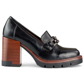 Mocassins pretos com salto mais grosso e sapatos baixos