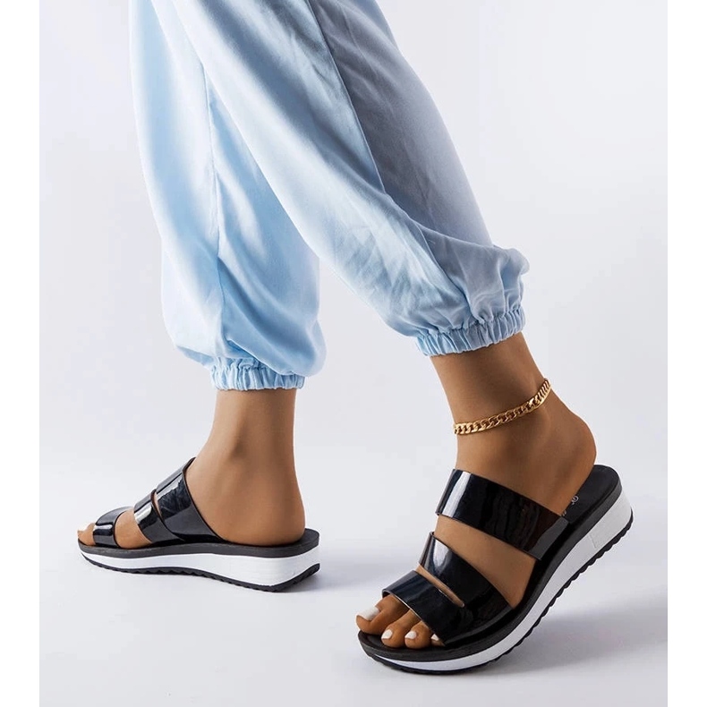 Elegantes sapatos femininos pretos de couro envernizado com cadarços