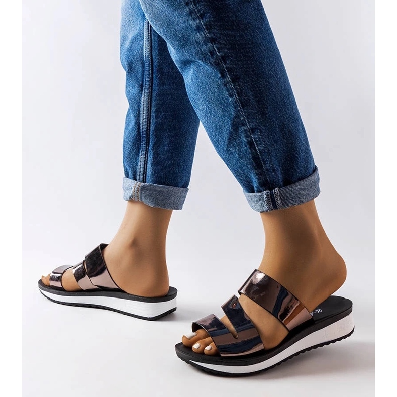 Mocassins femininos de couro preto com sola grossa