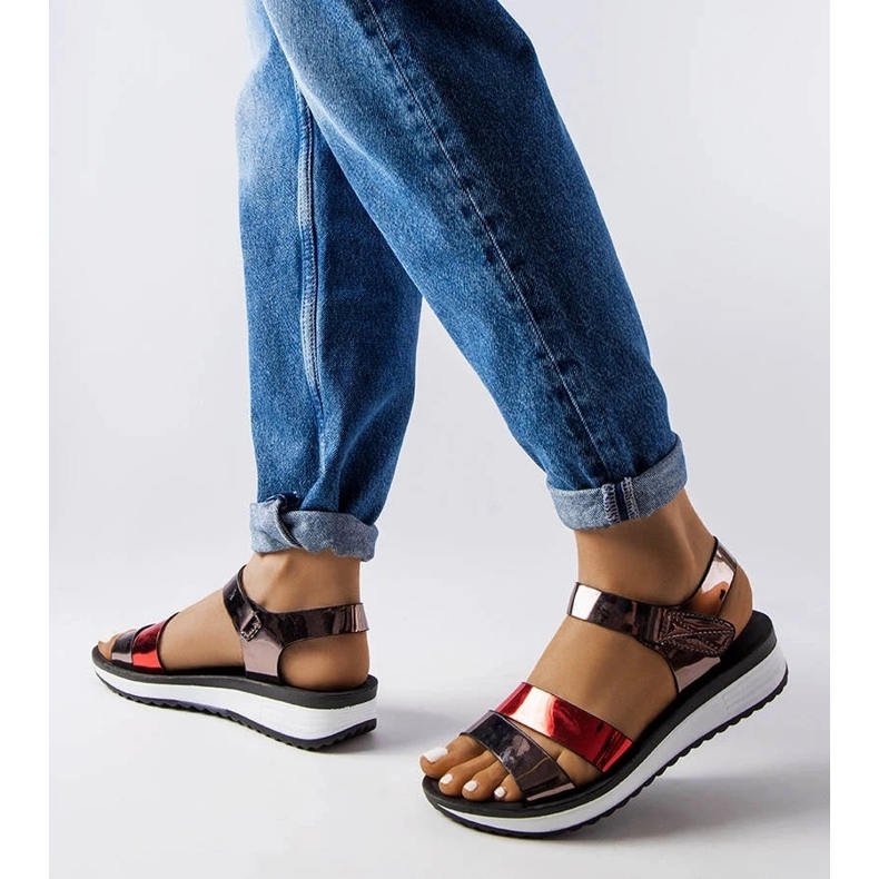 Bombas de patente bege com cunha baixa