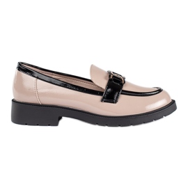 Mocassins femininos de couro envernizado bege com fivela