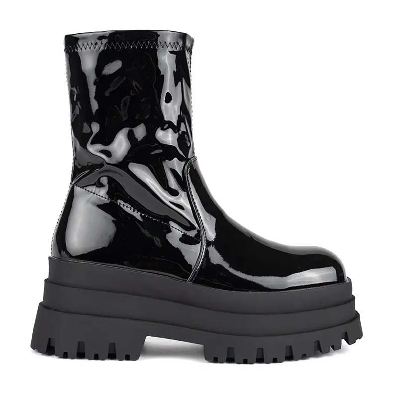 Botins pretos envernizados em plataforma alta