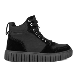 Botas pretas feitas de couro natural com sola grossa em relevo preto