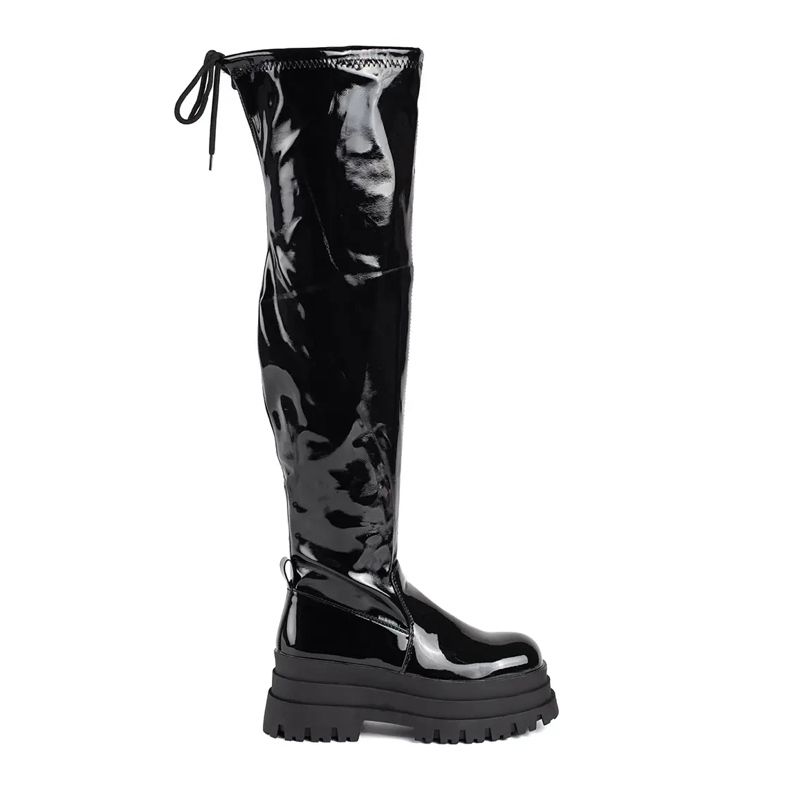 Seastar Mosqueteiros pretos patenteados em uma plataforma