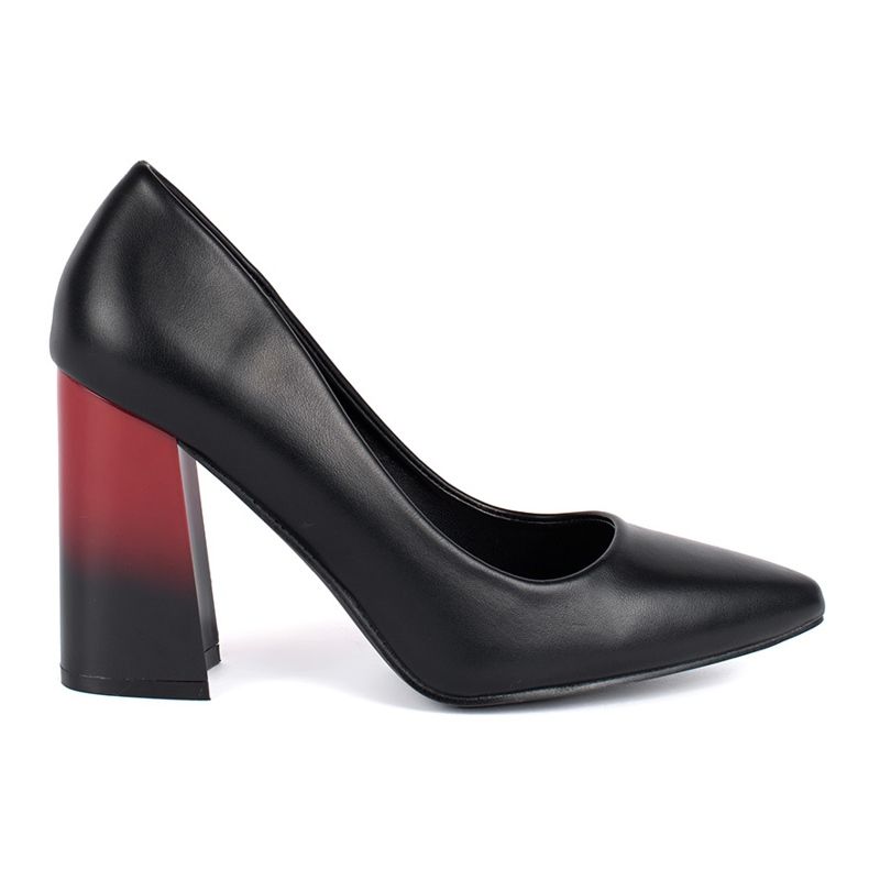 Bombas pretas femininas no poste preto