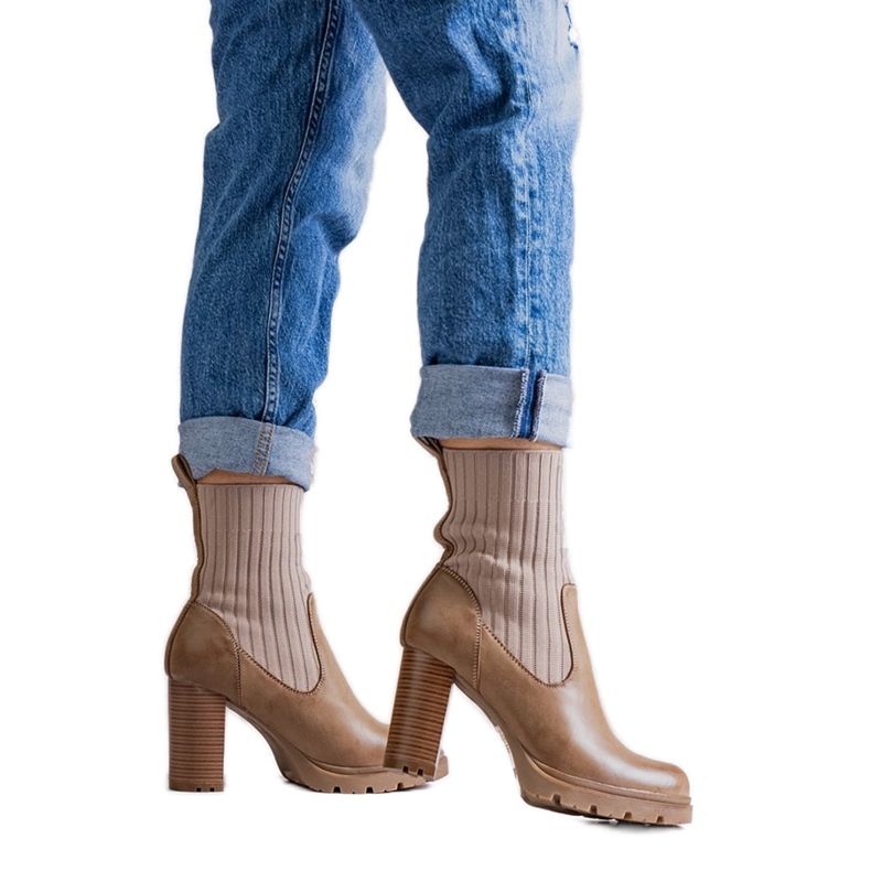 Botins bege escuro feitos de couro ecológico Asera