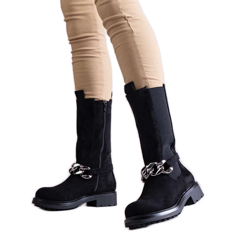 Botins femininos pretos decorados com corrente Yasarna