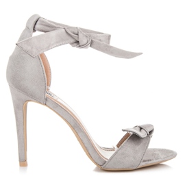 Vices Sandálias em um pino com uma ligação cinza