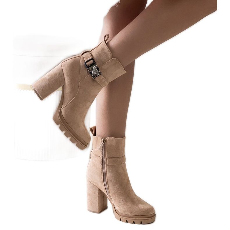 Botins bege de salto alto decorados com fivela Torhia