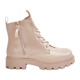 Botas femininas envernizadas, isoladas, com inscrições bege, Zinfreya Botas femininas envernizadas, isoladas, com inscrições bege, Zinfreya