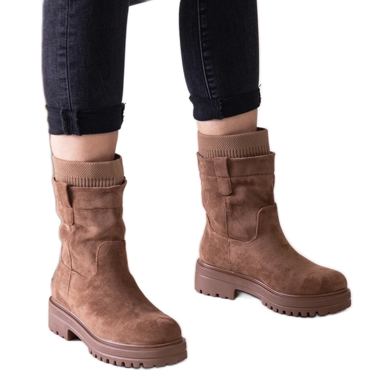 Botins castanhos com meia Ralia
