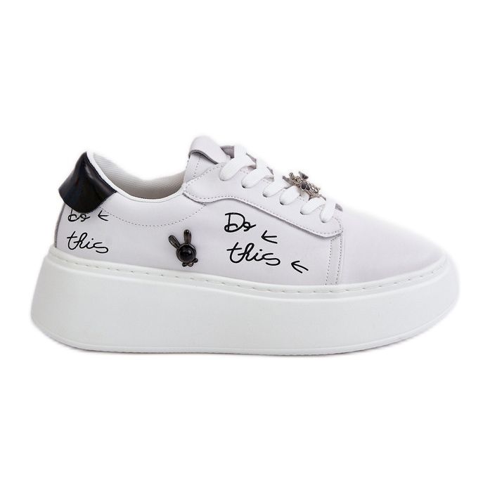 Tênis feminino de couro na plataforma com alfinetes e inscrição Vinceza 89102 branco