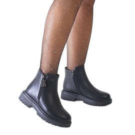 Botins pretos com pingente decorativo na plataforma de couro ecológico Melane