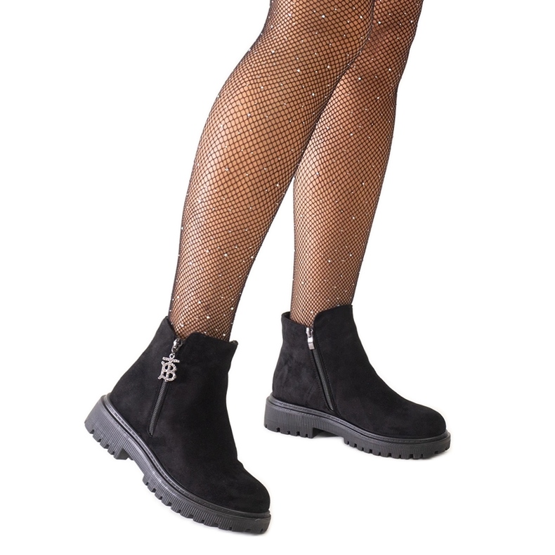 Botins pretos com pingente decorativo na plataforma Melane de camurça ecológica