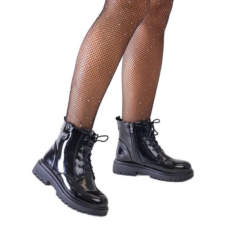 Botins pretos de patenteado na plataforma Leonora