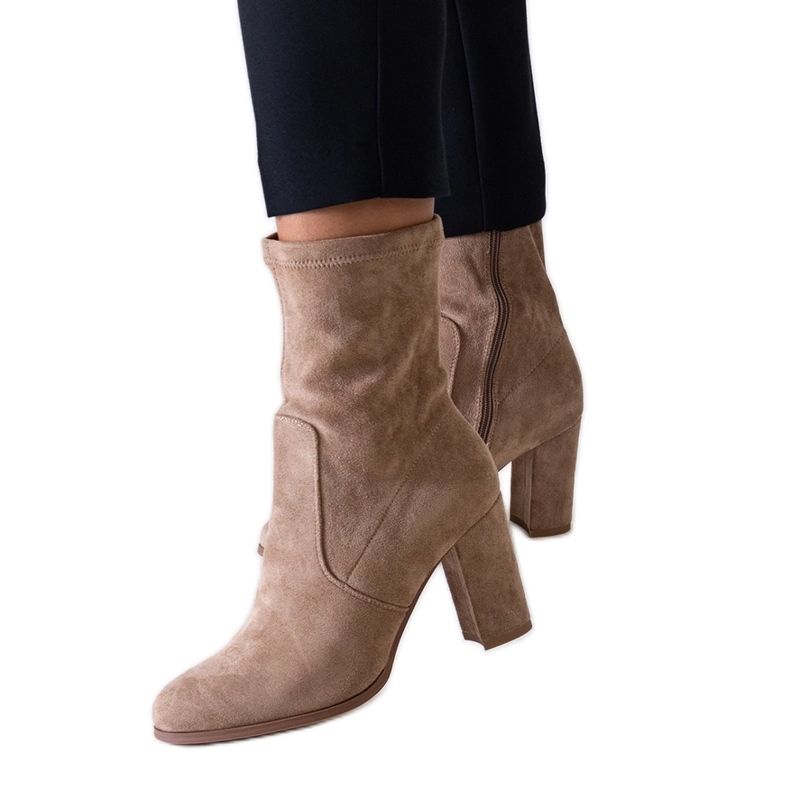 Botins bege de salto alto feitos de camurça ecológica da Haner