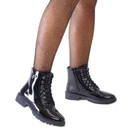 Botins pretos patenteados na plataforma Madana