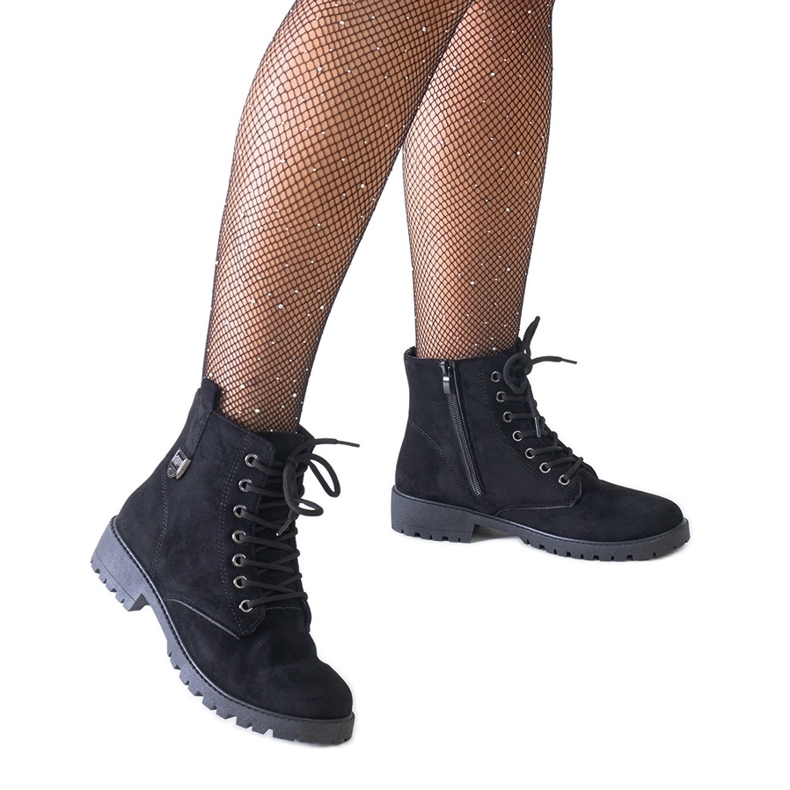 Botins pretos de camurça ecológica na plataforma Madana