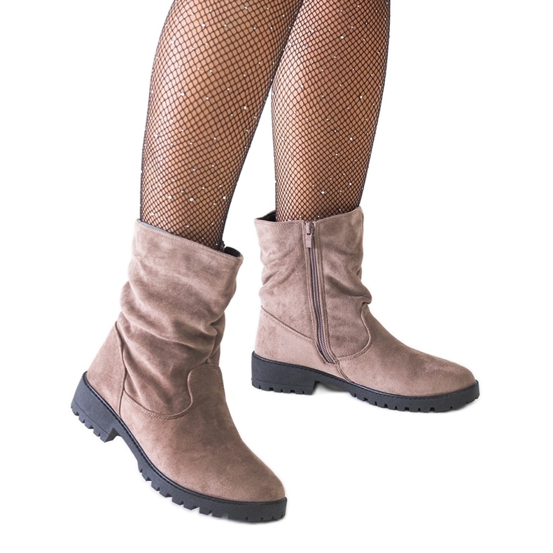 Botins marrons enrugados feitos de camurça ecológica Hinda castanho