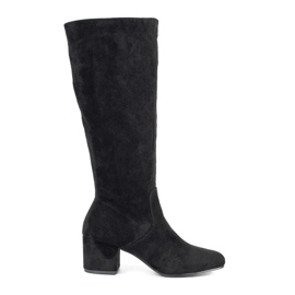 Botas femininas de camurça preta no poste preto