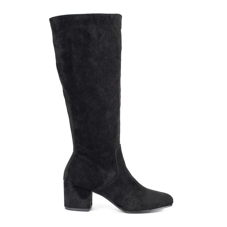 Botas femininas de camurça preta no poste preto