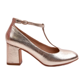 Mascara Bombas femininas com couro ecológico no posto de metalic dourado