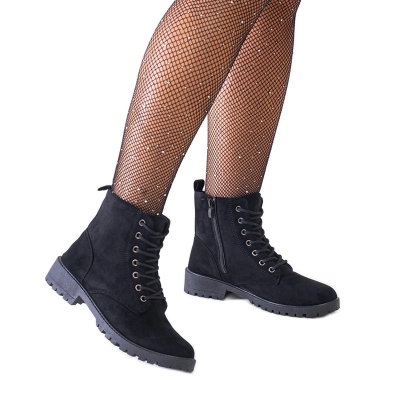 Botins pretos de camurça ecológica na plataforma Barosa