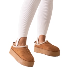 Chinelos marrons decorados com bordados em plataforma alta da Luanela castanho