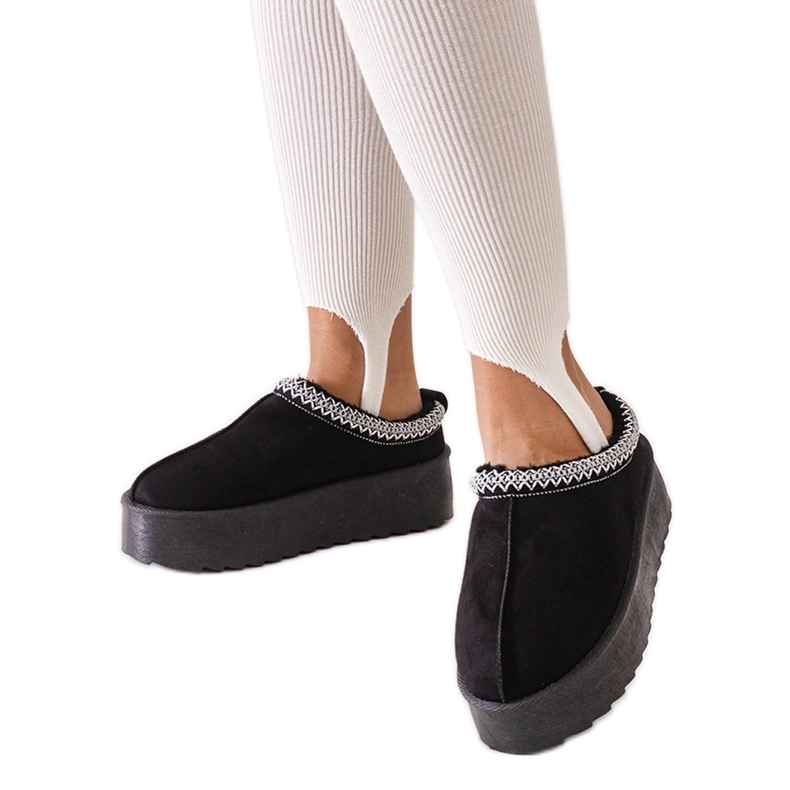 Chinelos pretos decorados com bordados em plataforma alta Luanela