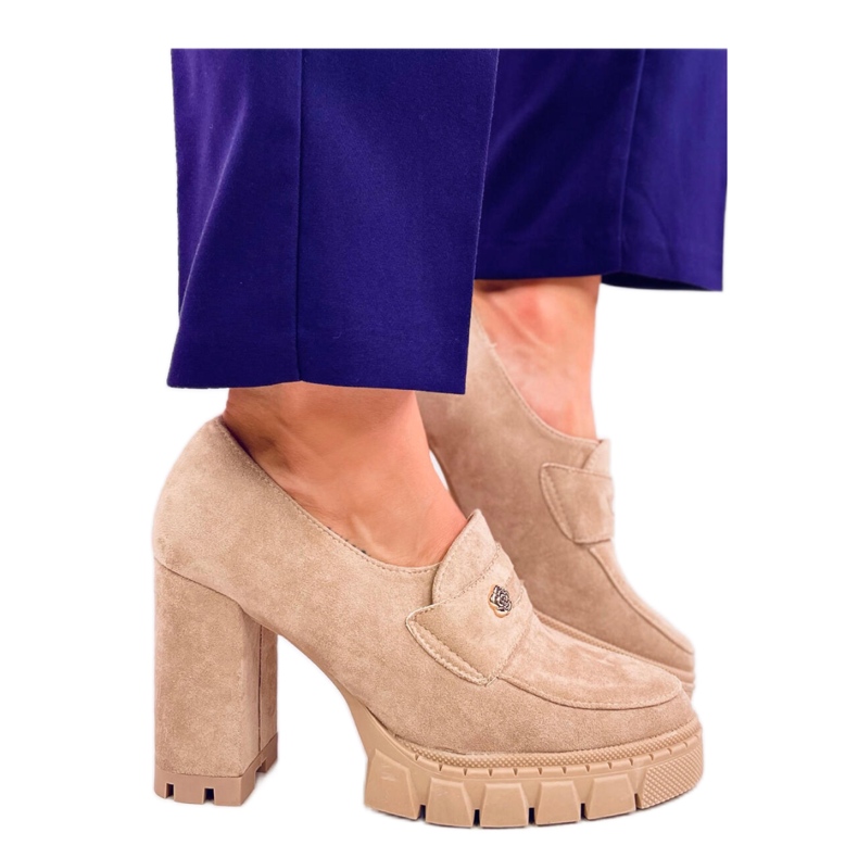 Mocassins cáqui de salto alto e plataforma bege