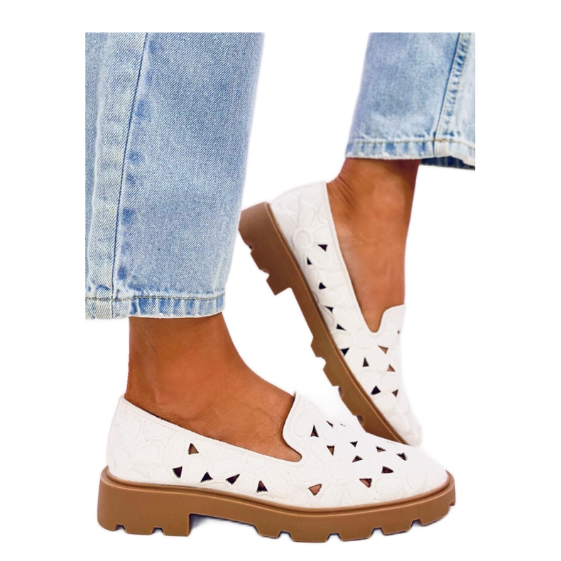 Mocassins brancos vazados