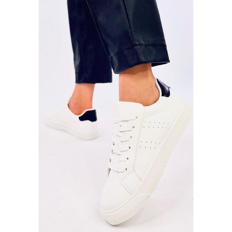 Tênis femininos negros branco