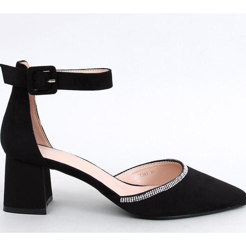 Sapatos pretos de salto alto com fecho no tornozelo